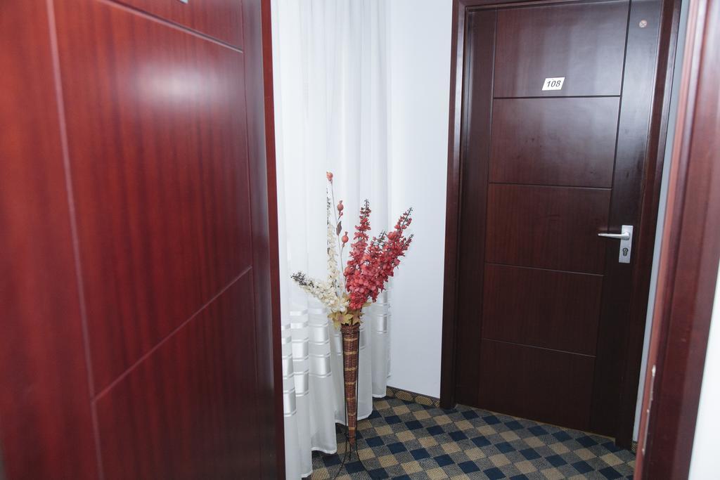 Plus Hotel Craiova Exterior foto