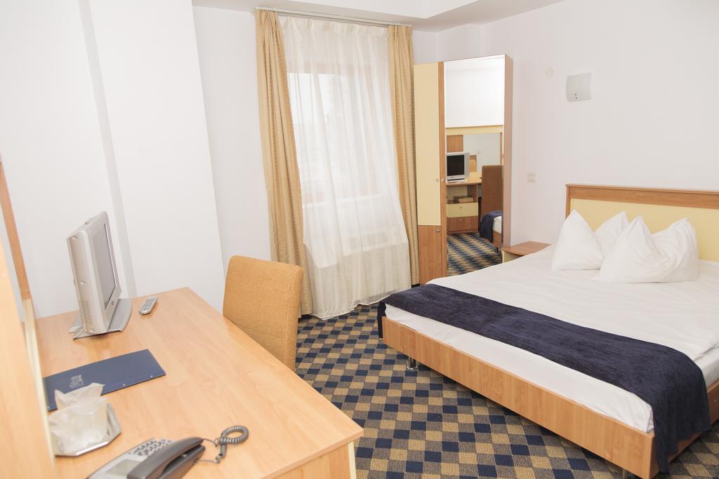 Plus Hotel Craiova Habitación foto